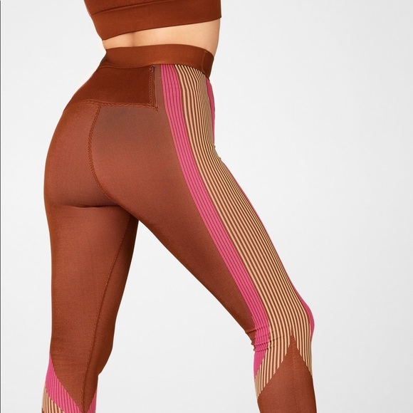 Ultra High-Waisted Seamless Stripe Legging Med fabletics Java - Picture 7 of 14